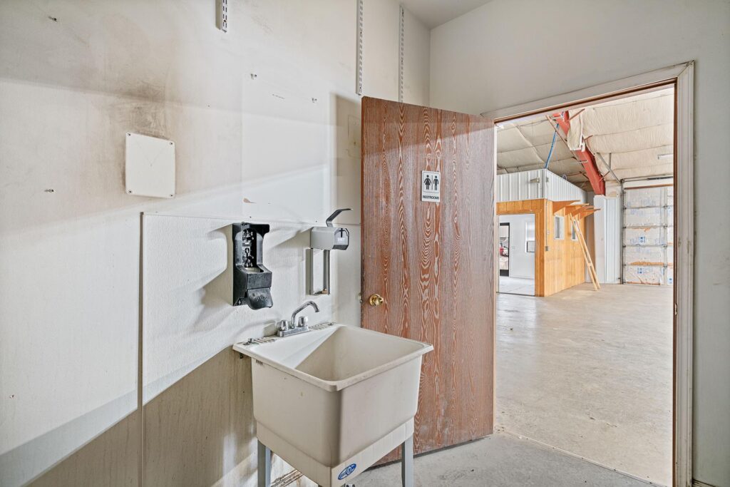 retail industrial warehouse for lease 514 w aspen bozeman mt washbasin endstate commercial partners